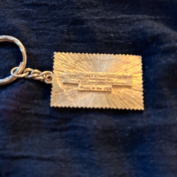 VTG Gold Tone Bugs Bunny Collector Stamp keychain. Dated 1992, In good condition - Picture 6 of 6